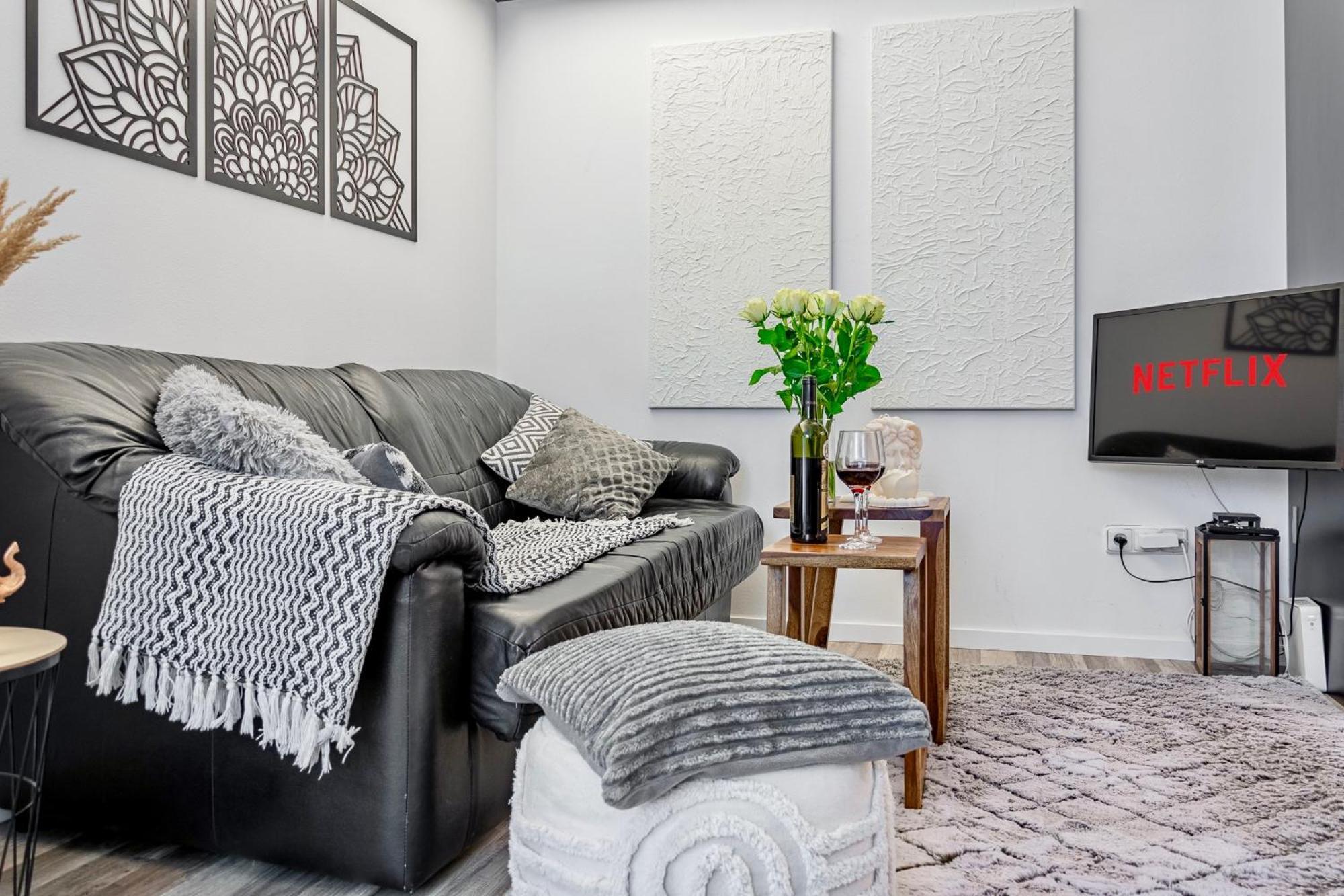 Natural-Style Apartment In The Centre Of 브라티슬라바 외부 사진
