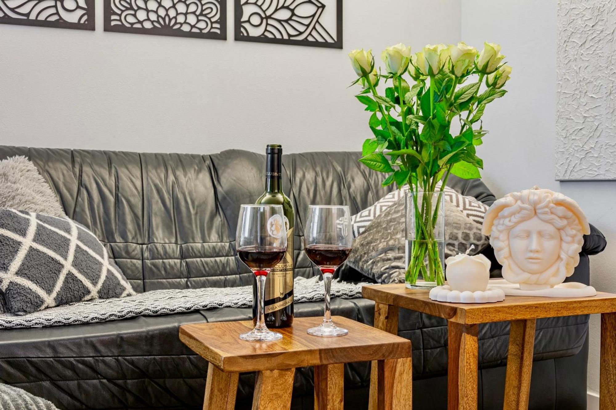 Natural-Style Apartment In The Centre Of 브라티슬라바 외부 사진